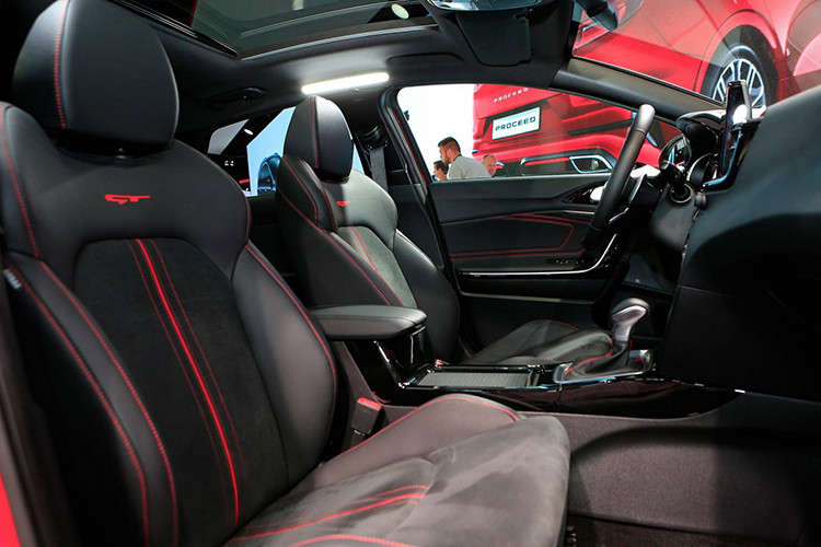 Để đem tới cảm giác lái thể thao hơn cho ProCeed, hãng xe ôtô Kia đã cân chỉnh lại hệ thống treo độc lập của Ceed hatchback bình thường để chiếc xe có độ linh hoạt và tay lái nhạy hơn. Các cải tiến khác bao gồm các lò xo phuộc cứng hơn và những thanh ổn định trước/sau mềm hơn.