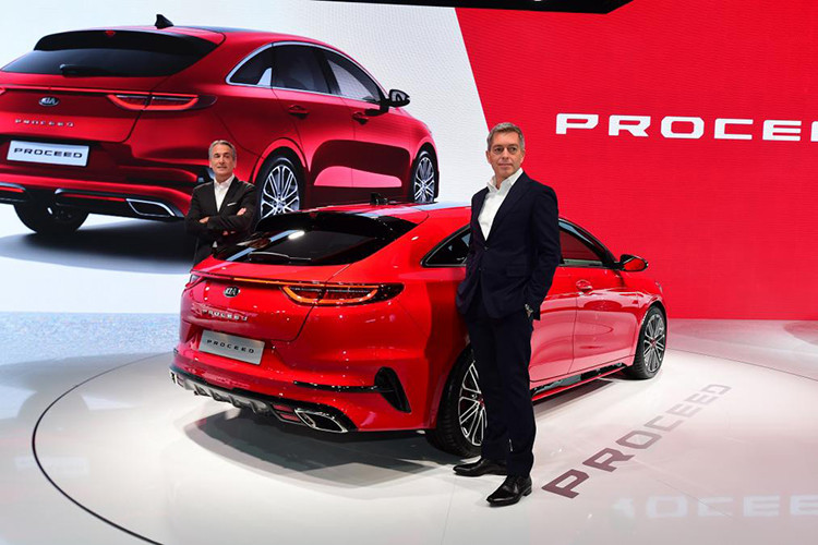 Động cơ này cũng được dùng cho Kia ProCeed 2019 bản GT Plus Line với giá 33.495 Euro (khoảng 882 triệu đồng). So với bản GT Line, Kia ProCeed GT Plus Line 2019 được bổ sung nhiều trang bị sang trọng hơn như hệ thống phát hiện điểm mù, hệ thống âm thanh JBL, sưởi ghế sau, hàng ghế sau gập 40:20:40 và cửa cốp chỉnh điện thông minh.