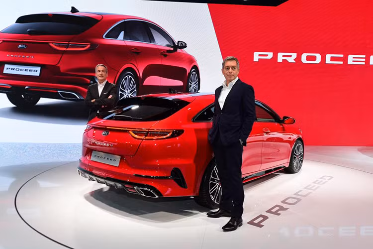 Động cơ này cũng được dùng cho Kia ProCeed 2019 bản GT Plus Line với giá 33.495 Euro (khoảng 882 triệu đồng). So với bản GT Line, Kia ProCeed GT Plus Line 2019 được bổ sung nhiều trang bị sang trọng hơn như hệ thống phát hiện điểm mù, hệ thống âm thanh JBL, sưởi ghế sau, hàng ghế sau gập 40:20:40 và cửa cốp chỉnh điện thông minh.