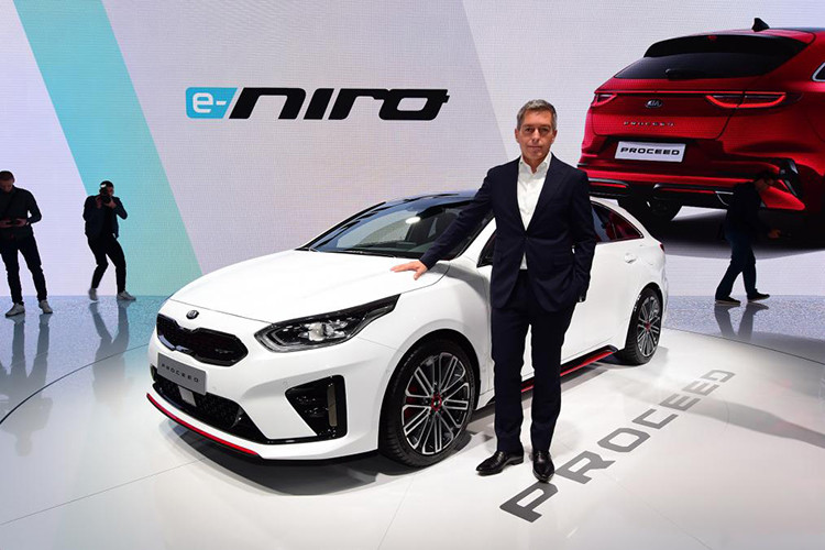 Không có gì ngoa khi gọi Kia ProCeed 2019 là "một mình một ngựa" tại thời điểm hiện nay. Nguyên nhân là do Kia ProCeed 2019 không hề có đối thủ trực tiếp tại thị trường châu Âu. Nếu buộc phải chọn ra 1 đối thủ cho Kia ProCeed 2019 thì đó chính là Mercedes-Benz CLA.