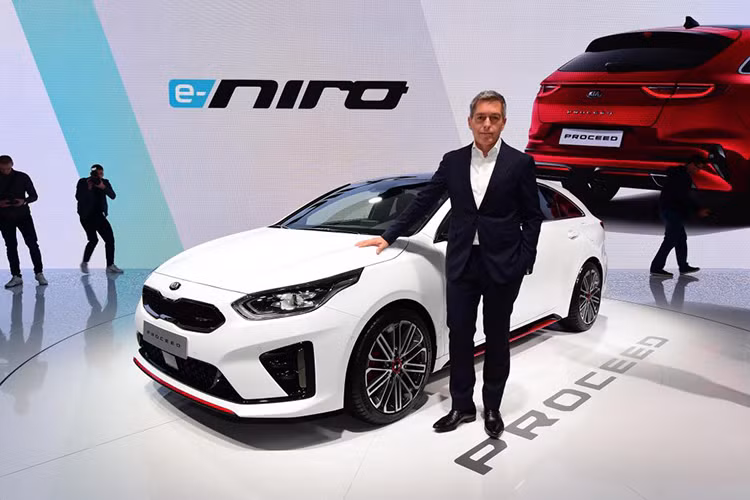 Không có gì ngoa khi gọi Kia ProCeed 2019 là "một mình một ngựa" tại thời điểm hiện nay. Nguyên nhân là do Kia ProCeed 2019 không hề có đối thủ trực tiếp tại thị trường châu Âu. Nếu buộc phải chọn ra 1 đối thủ cho Kia ProCeed 2019 thì đó chính là Mercedes-Benz CLA.