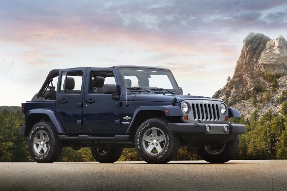 Jeep Wrangler JK (24.590 USD): Jeep JK Wrangler không phải là chiếc xe thám hiểm cỡ lớn, nhưng lại được trang bị động cơ mạnh mẽ. Trái tim của Wrangler JK là động cơ V6 3.6 L có công suất 285 mã lực, hệ thống Command-Trac 4x4 và nội thất có thể giặt được. Giống như những tiền bối trước đây, phần mui của Wrangler JK làm bằng vải dù, căng trên khung xe. Tùy chọn mui cứng có giá 595 USD. Jeep Wrangler JK sẽ giúp những chuyến off-road trong ngày hè trở nên thú vị hơn hẳn.