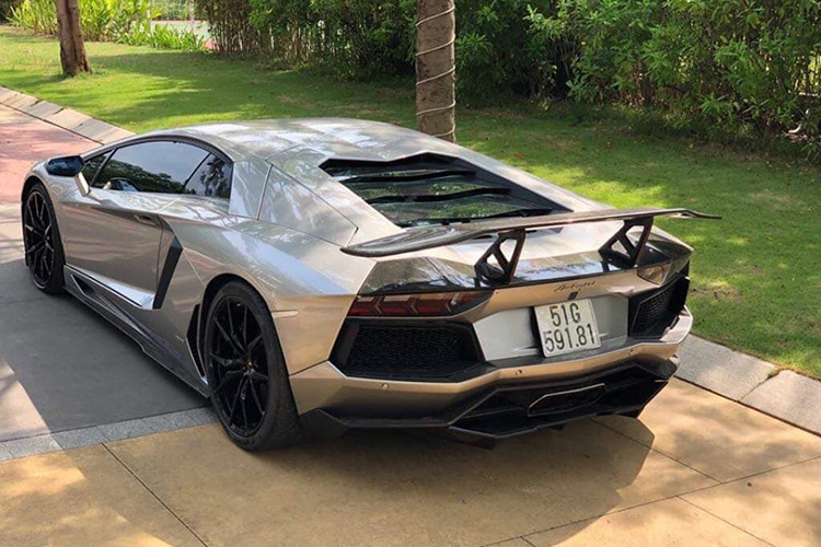 Hiện chiếc siêu xe Lamborghini Aventador LP700-4 độ DMC độc nhất Việt Nam đang được chủ mới rao bán tiếp với giá hơn 1 triệu đô la (tương đương 23,39 tỷ đồng). Chiếc Lamborghini Aventador LP700-4 độ body kit DMC này được ông Đặng Lê Nguyên Vũ mua vào tháng 4/2018 và từng xuất hiện trong hành trình siêu xe xuyên Việt.