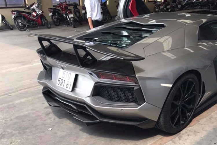 Bản độ của DMC có tên gọi đầy đủ là Lamborghini Aventador LP900-4 Molto Veloce, trong đó, không chỉ có ngoại thất được độ lại, cả động cơ của siêu xe Aventador LP700-4 cũng được "thông nòng" lên công suất 900 mã lực. Chiếc Lamborghini Aventador LP700-4 đã được ông Đặng Lê Nguyên Vũ bán lại chỉ có gói độ body kit bằng sợi carbon ở ngoại thất, động cơ không được độ lại.