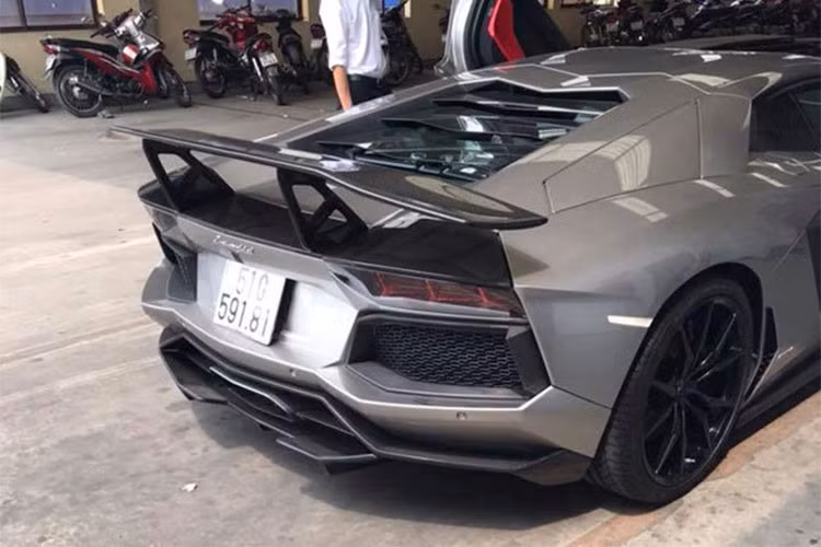 Bản độ của DMC có tên gọi đầy đủ là Lamborghini Aventador LP900-4 Molto Veloce, trong đó, không chỉ có ngoại thất được độ lại, cả động cơ của siêu xe Aventador LP700-4 cũng được "thông nòng" lên công suất 900 mã lực. Chiếc Lamborghini Aventador LP700-4 đã được ông Đặng Lê Nguyên Vũ bán lại chỉ có gói độ body kit bằng sợi carbon ở ngoại thất, động cơ không được độ lại.