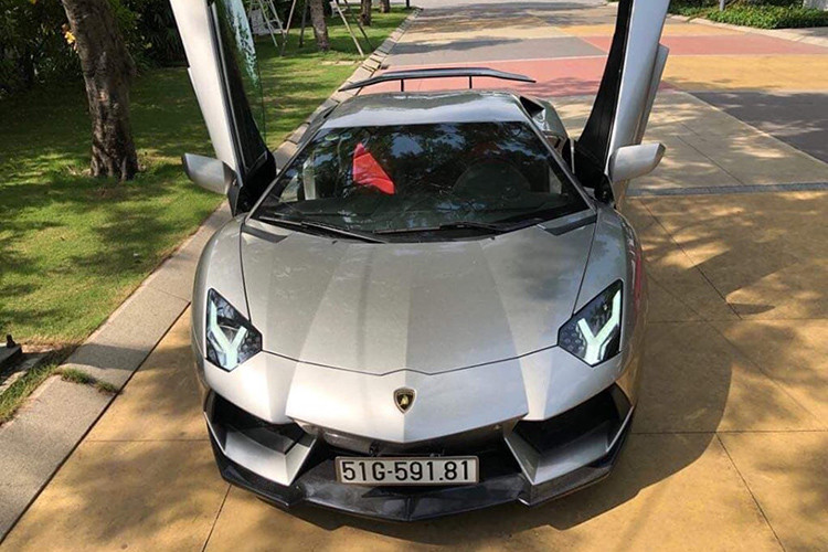 Số lượng siêu xe Lamborghini trong garage của ông Đặng Lê Nguyên Vũ chỉ có 3 chiếc nhưng gần đây bộ 3 này đều được Chủ tịch Trung Nguyên bán lại. Cụ thể, chiếc Lamborghini Aventador LP700-4 độ DMC độc nhất Việt Nam đã được bán lại cho một người yêu xe Sài thành. Cặp đôi Lamborghini Murcielago LP670-4 SV và Lamborghini Gallardo LP560-4 Spyder cũng đã bất ngờ "biến mất".