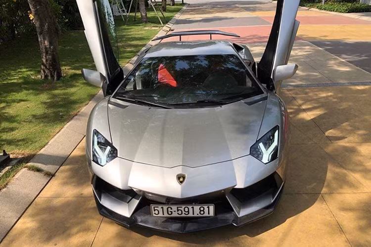 Số lượng siêu xe Lamborghini trong garage của ông Đặng Lê Nguyên Vũ chỉ có 3 chiếc nhưng gần đây bộ 3 này đều được Chủ tịch Trung Nguyên bán lại. Cụ thể, chiếc Lamborghini Aventador LP700-4 độ DMC độc nhất Việt Nam đã được bán lại cho một người yêu xe Sài thành. Cặp đôi Lamborghini Murcielago LP670-4 SV và Lamborghini Gallardo LP560-4 Spyder cũng đã bất ngờ "biến mất".