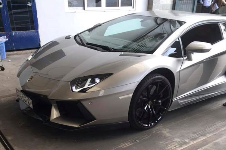 Siêu xe Lamborghini Aventador LP700-4 độ DMC độc nhất Việt Nam từng thuộc sở hữu của Chủ tịch Trung Nguyên là 1 trong hơn 12 chiếc Lamborghini Aventador có mặt tại Việt Nam. Tuy nhiên, "siêu bò" này trở thành hàng độc do được độ lại body kit của hãng độ DMC đình đám.