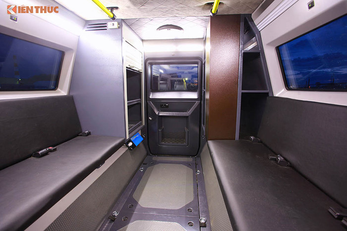 Trên phiên bản “đường trường bụi bặm”, thay vì các ghế độc lập cho từng hành khách, khoang sau được trang bị 2 băng ghế dài và nếu cần có thể chuyển đổi thành 4 giường ngủ độc đáo.
