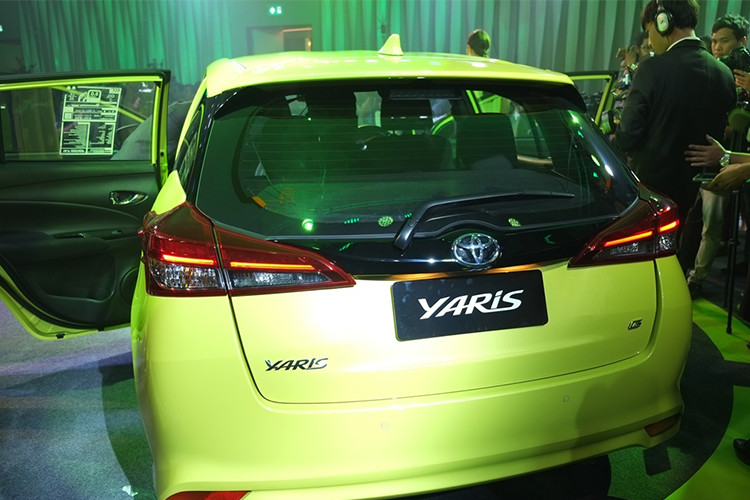Ở phía sau, Yaris 2018 sở hữu đèn hậu dạng LED mảnh đi cùng với cản sau liền khối tạo cảm giác vững chắc. Trên phiên bản nâng cấp mới được hãng tái thiết kế lại mang đế sự trẻ trung và thể thao so với thế hệ người tiền nhiệm hiện đang được bán ra tại thị trường Việt Nam.