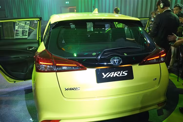 Ở phía sau, Yaris 2018 sở hữu đèn hậu dạng LED mảnh đi cùng với cản sau liền khối tạo cảm giác vững chắc. Trên phiên bản nâng cấp mới được hãng tái thiết kế lại mang đế sự trẻ trung và thể thao so với thế hệ người tiền nhiệm hiện đang được bán ra tại thị trường Việt Nam.