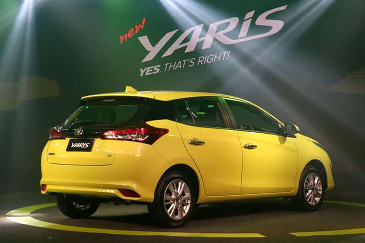 Toàn bộ phần đầu xe được thiết kế với nhiều đường nét bo tròn các góc, nắp ca-pô, lưới tản nhiệt, khe hút gió tạo thành hình chữ V độc đáo. Cụm đèn pha LED, đèn sương mù dạng gương cầu, cùng một dải đèn LED chiếu sáng ban ngày được bố trí nằm gọn ngay dưới cụm đèn pha.