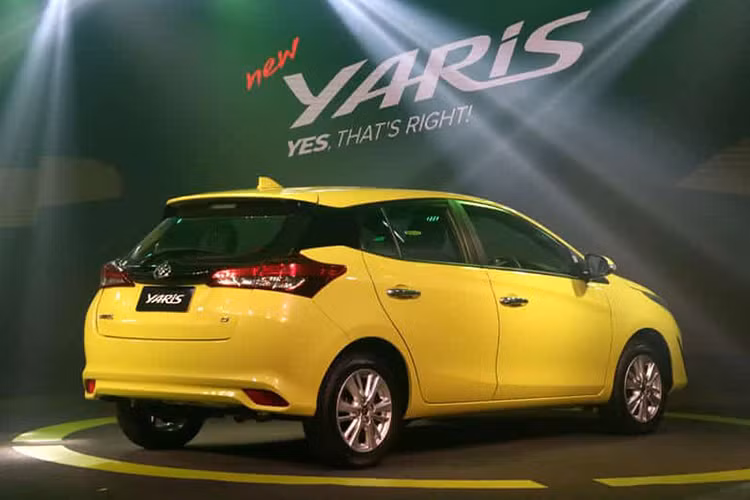 Toàn bộ phần đầu xe được thiết kế với nhiều đường nét bo tròn các góc, nắp ca-pô, lưới tản nhiệt, khe hút gió tạo thành hình chữ V độc đáo. Cụm đèn pha LED, đèn sương mù dạng gương cầu, cùng một dải đèn LED chiếu sáng ban ngày được bố trí nằm gọn ngay dưới cụm đèn pha.