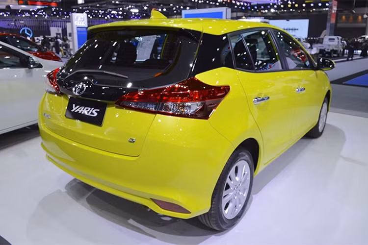 Tại Thái Lan, Toyota Yaris 2018 có giá từ 569.000 Baht (khoảng 418 triệu đồng). Mẫu xe này được sản xuất tại Thái và cả Indonesia. Ngoài khu vực Đông Nam Á, mẫu xe giá rẻ này từng được nhà sản xuất mang tới “trình diện” ở thị trường Các Tiểu vương quốc Ả Rập thống nhất (UAE).