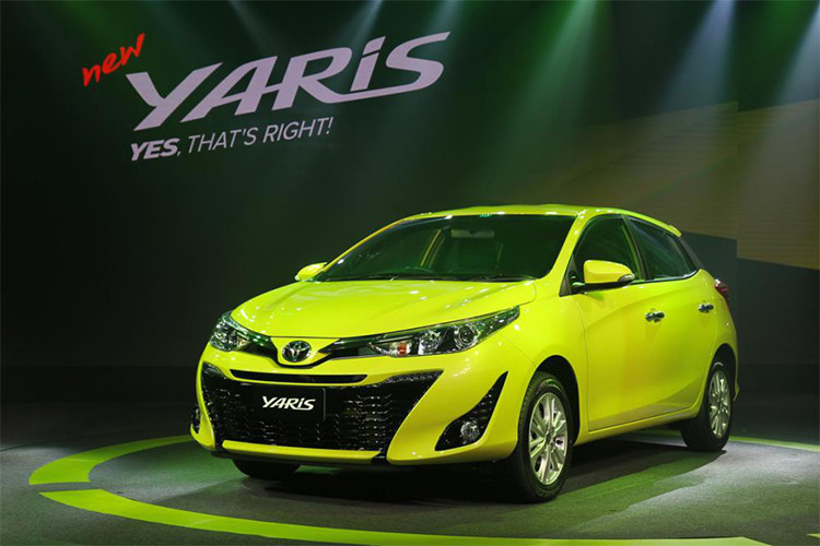 Trên phiên bản mới nhất, Toyota đã nâng cấp mạnh tay ngoại hình của Yaris 2018 hatchback tương tự như chiếc Yaris Activ sedan. Kích thước tổng thể của xe 4115 x 1700 x 1475 mm, Yaris 2018 Hatchback 5 cửa có dáng xe dài và bề thế hơn so với những mẫu xe cùng phân khúc.