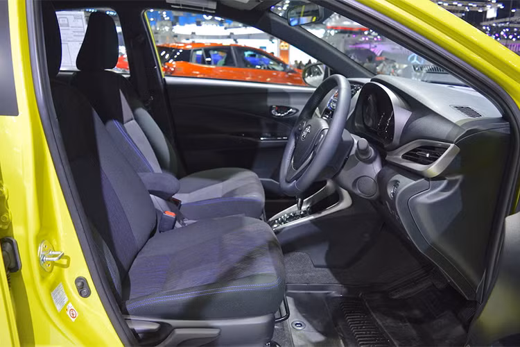 Về các tính năng, Yaris 2018 được trang bị khá đầy đủ gồm hệ thống điều hòa chỉnh tay, khóa cửa trung tâm, cửa sổ điện, MID, nút ấn khởi động và vô-lăng bọc da. Bên cạnh đó, hệ thống âm thanh của xe cũng hỗ trợ nhiều tính năng AM/FM, CD, AUX, USB và Bluetooth. Tuy nhiên, xe không được trang bị màn hình cảm ứng.