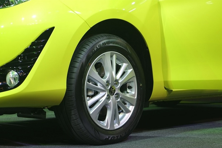 Hệ thống treo mới cùng bánh xe hợp kim nhôm 16 inch đa chấu và hệ thống phanh ABS là trang bị tiêu chuẩn cũng được trang bị trên mẫu xe mới này. Ngoài ra, gương chiếu hậu của Yaris 2018 đã được nâng cấp hoàn toàn, hỗ trợ chỉnh gập điện, tích hợp báo rẽ và sơn cùng màu thân xe.