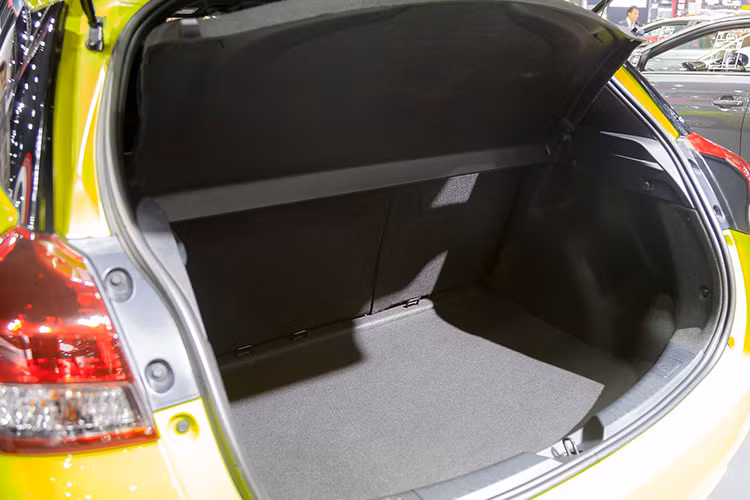 Ngoài ra trên mẫu Yaris 2018 mới này, hãng xe ôtô Toyota cũng trang bị hàng loạt các tính năng an toàn như hệ thống chống bó cứng nhanh (ABS) với hệ thống phân phối phanh điện tử (EBD), túi khí kép phía trước, móc treo ghế trẻ em ISOFIX và tính năng kiểm soát ổn định VSC.