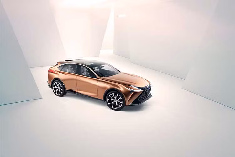Lấy cảm hứng từ nghệ thuật chế tác kiếm Nhật Katana, mẫu concept Lexus LF-1 Limitless mới được kì vọng sẽ mở ra một tương lai cho dòng xe crossover sang trọng hàng đầu của Lexus tại Triển lãm ôtô Quốc tế Bắc Mỹ 2018. Cách đây hai mươi năm cũng tại Detroit, Lexus đã ghi dấu ấn trong phân khúc crossover hạng sang bằng Lexus RX 300.