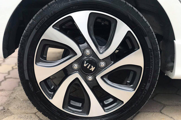 Cũng như phiên bản đang bán ra tại Việt Nam - trục cơ sở của xe được tăng thêm 15mm, từ mức 2.385mm lên mức mới 2.400mm, các hốc bánh được đẩy sát ra các góc xe. Kích thước tổng thể của Kia Morning AT mới sẽ là (Dài x Rộng x Cao) tương ứng 3.595 x 1.595 x 1.485 mm.