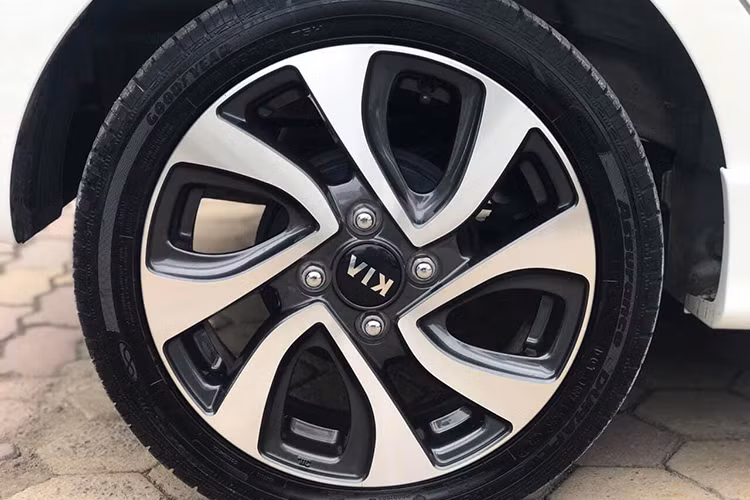 Cũng như phiên bản đang bán ra tại Việt Nam - trục cơ sở của xe được tăng thêm 15mm, từ mức 2.385mm lên mức mới 2.400mm, các hốc bánh được đẩy sát ra các góc xe. Kích thước tổng thể của Kia Morning AT mới sẽ là (Dài x Rộng x Cao) tương ứng 3.595 x 1.595 x 1.485 mm.