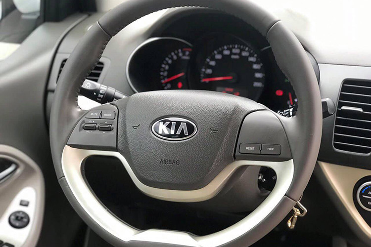 Xe vẫn được trang bị điều hòa tự động một vùng. Vô-lăng đa chức năng với các phím bấm điều chỉnh nhanh. Toàn bộ ghế ngồi bọc da. Hàng ghế sau có thể gập 60:40 gia tăng không gian chứa đồ...