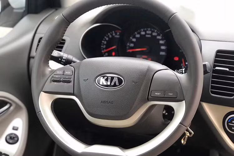 Xe vẫn được trang bị điều hòa tự động một vùng. Vô-lăng đa chức năng với các phím bấm điều chỉnh nhanh. Toàn bộ ghế ngồi bọc da. Hàng ghế sau có thể gập 60:40 gia tăng không gian chứa đồ...