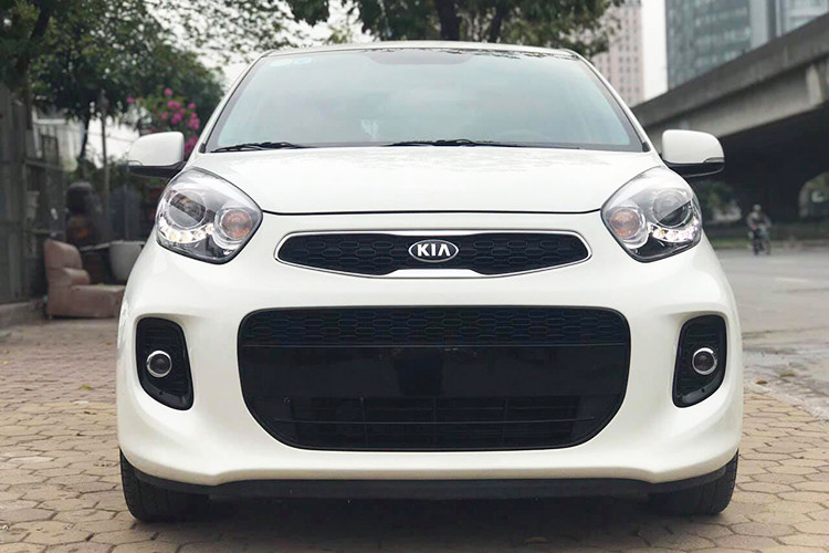 Về cơ bản, Kia Morning AT mới không có nhiều thay đổi. Phần đầu xe vẫn được thiết kế trẻ trung, mặt ga lăng mũi hổ đặc trưng phong cách thiết kế Kia. Phía trước xe được trang bị thêm một số chi tiết nổi bật gồm: cụm đèn pha halogen, đèn sương mù, gương chiếu hậu gập điện, chỉnh điện tích hợp đèn báo rẽ tiện dụng.