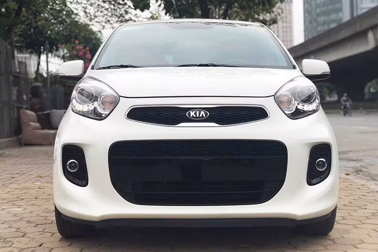 Về cơ bản, Kia Morning AT mới không có nhiều thay đổi. Phần đầu xe vẫn được thiết kế trẻ trung, mặt ga lăng mũi hổ đặc trưng phong cách thiết kế Kia. Phía trước xe được trang bị thêm một số chi tiết nổi bật gồm: cụm đèn pha halogen, đèn sương mù, gương chiếu hậu gập điện, chỉnh điện tích hợp đèn báo rẽ tiện dụng.