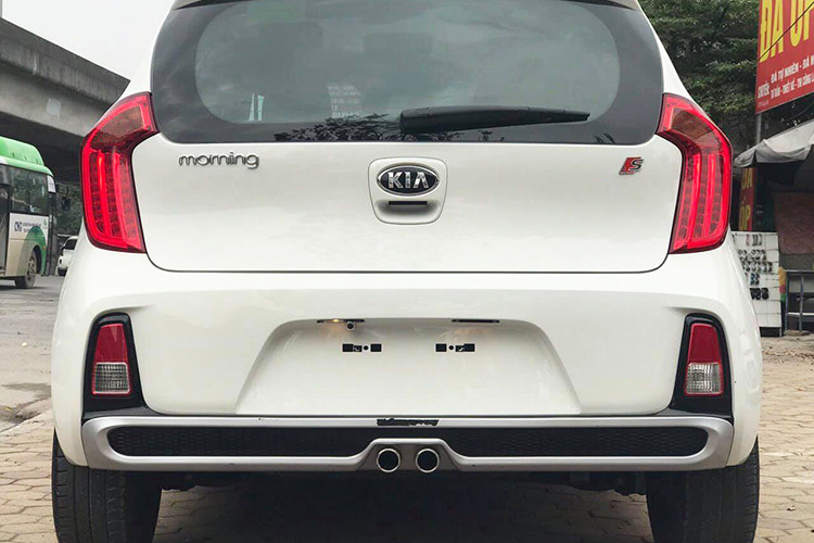 Khác biệt với phần đầu xe sở hữu bóng đèn dạng halogen, cụm đèn hậu hình chữ C và đèn chiếu sáng ban ngày được trang bị dạng Led đầy cá tính. Đèn sương mù của xe dạng projector giống bản Si, mâm xe hợp kim dạng 4 chấu kép cỡ lớn có kích thước 15 inch khá đẹp mắt.