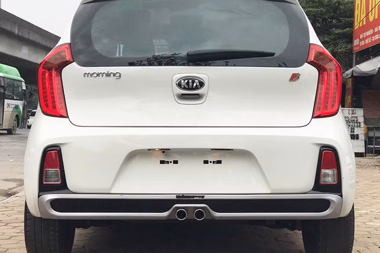 Khác biệt với phần đầu xe sở hữu bóng đèn dạng halogen, cụm đèn hậu hình chữ C và đèn chiếu sáng ban ngày được trang bị dạng Led đầy cá tính. Đèn sương mù của xe dạng projector giống bản Si, mâm xe hợp kim dạng 4 chấu kép cỡ lớn có kích thước 15 inch khá đẹp mắt.