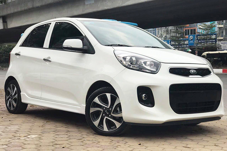 Phân khúc xe cỡ A lại thêm sôi động trong mùa mua sắm cuối năm khi mẫu xe giá rẻ Kia Morning có thêm phiên bản mới Morning AT mới. Đây cũng là mẫu xe số tự động được bán ra với mức giá rẻ nhất phân khúc đô thị cỡ nhỏ, với động cơ và diện mạo năng động được giữ nguyên từ "đàn anh" Kia Morning S AT đang bán ra.