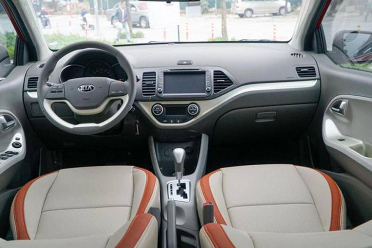 Bên trong xe, Kia Morning AT mới cũng được trang bị nhiều tính năng tiện ích hữu dụng hơn, đồng thời nhiều trang bị an toàn tiên tiến cũng được áp dụng. Bảng điều khiển trung tâm được thiết kế theo kiểu dòng chảy – Tuy nhiên, xe sẽ bị thiếu đi một số trang bị, tính năng như đầu DVD, camera lùi hay điều hòa tự động như trên bản Morning S AT.