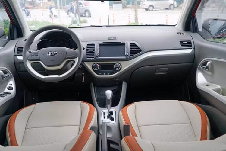 Bên trong xe, Kia Morning AT mới cũng được trang bị nhiều tính năng tiện ích hữu dụng hơn, đồng thời nhiều trang bị an toàn tiên tiến cũng được áp dụng. Bảng điều khiển trung tâm được thiết kế theo kiểu dòng chảy – Tuy nhiên, xe sẽ bị thiếu đi một số trang bị, tính năng như đầu DVD, camera lùi hay điều hòa tự động như trên bản Morning S AT.