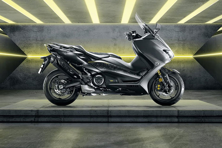 Về thiết kế, thân của mẫu xe ga Yamaha Tmax 560 2021 nổi bật hơn với các chi tiết "boomerang" được tái thiết kế để mang lại động lực lái cùng diện mạo ấn tượng hơn.