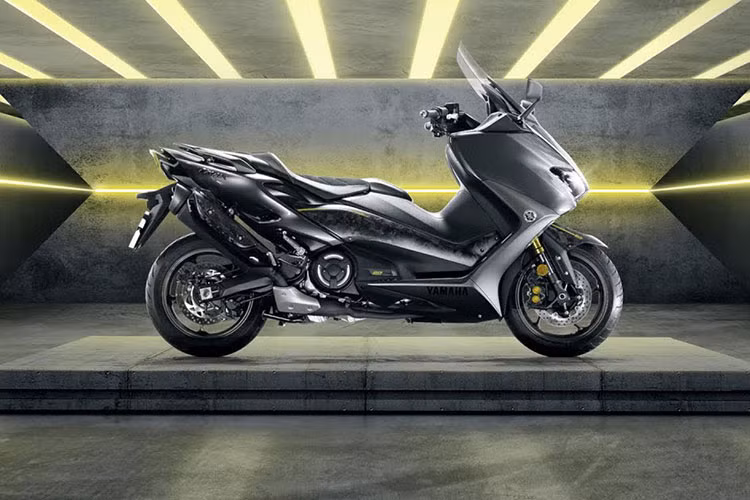 Về thiết kế, thân của mẫu xe ga Yamaha Tmax 560 2021 nổi bật hơn với các chi tiết "boomerang" được tái thiết kế để mang lại động lực lái cùng diện mạo ấn tượng hơn.