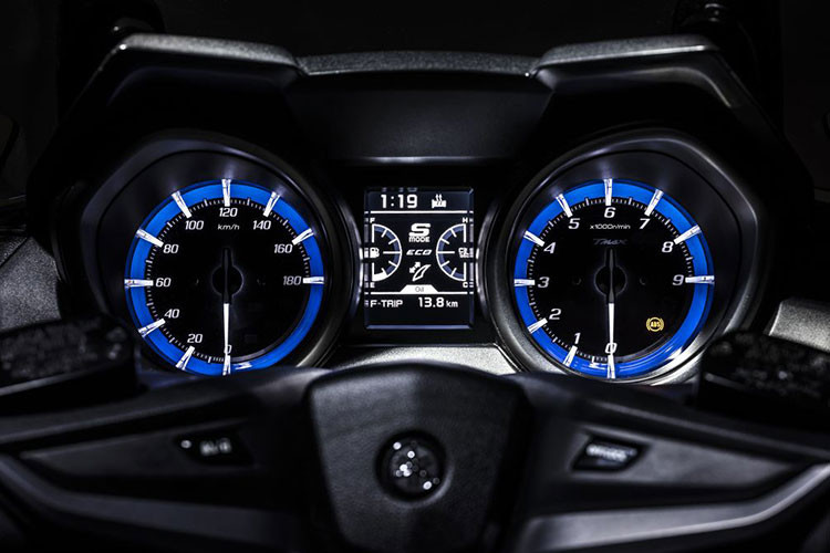 Ở phiên bản cao cấp hơn là Yamaha TMax Tech Max, xe sẽ có thêm trang bị nâng cao là kính chắn gió chỉnh điện, hệ thống kiểm soát hành trình, hệ thống sưởi tay lái và yên.