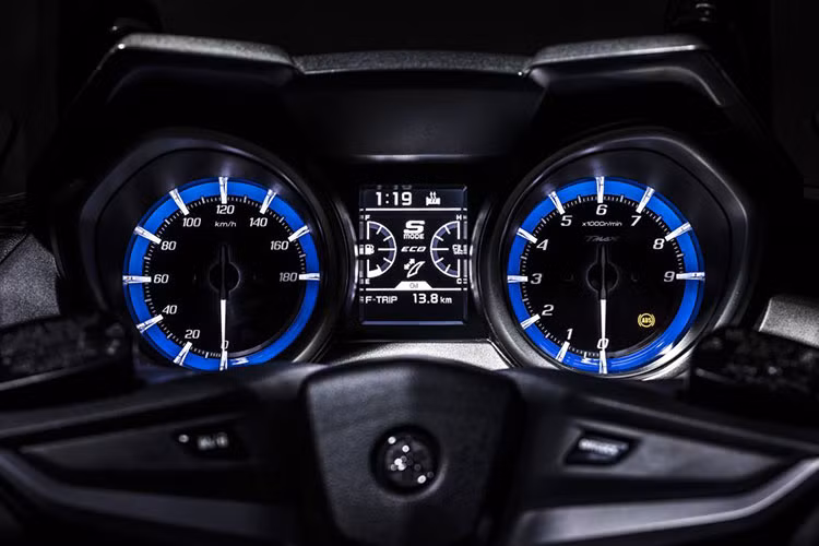 Ở phiên bản cao cấp hơn là Yamaha TMax Tech Max, xe sẽ có thêm trang bị nâng cao là kính chắn gió chỉnh điện, hệ thống kiểm soát hành trình, hệ thống sưởi tay lái và yên.