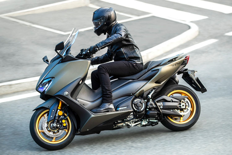 Ở phiên bản cao cấp TMAX 560 2021 Tech Max ABS còn được trang bị thêm bộ cánh mới với màu xám đen (Pastel Dark Grey) và màu xám xanh mờ (Matte Greenish Grey). Hiện tại, giá xe Yamaha Tmax 560 2021 phiên bản Tech Max ABS tại thị trường Nhật Bản được bán ra với mức 1,4 triệu yên tương đương với khoảng 300 triệu đồng.