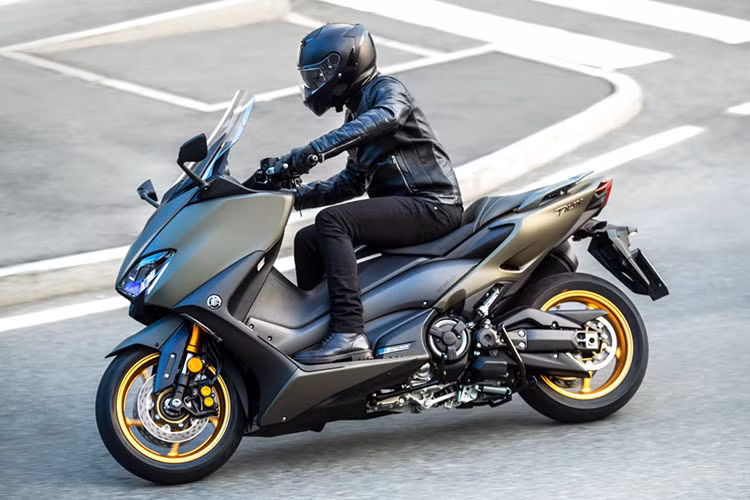 Ở phiên bản cao cấp TMAX 560 2021 Tech Max ABS còn được trang bị thêm bộ cánh mới với màu xám đen (Pastel Dark Grey) và màu xám xanh mờ (Matte Greenish Grey). Hiện tại, giá xe Yamaha Tmax 560 2021 phiên bản Tech Max ABS tại thị trường Nhật Bản được bán ra với mức 1,4 triệu yên tương đương với khoảng 300 triệu đồng.