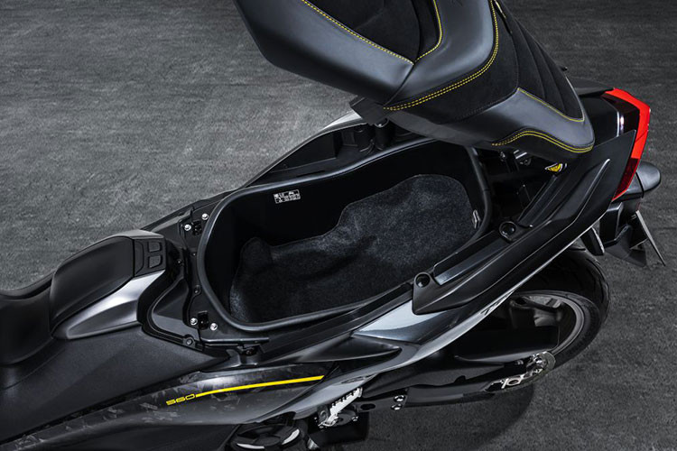 Cốp xe của Yamaha Tmax 2021 thế hệ mới cũng được thiết kế khá rộng, đủ cho người dùng đựng 2 mũ bào hiểm và nhiều vật dụng cá nhân...