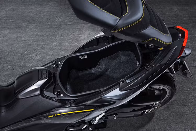 Cốp xe của Yamaha Tmax 2021 thế hệ mới cũng được thiết kế khá rộng, đủ cho người dùng đựng 2 mũ bào hiểm và nhiều vật dụng cá nhân...