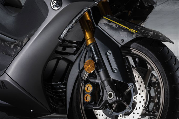 Các trang bị tiêu chuẩn trên Yamaha Tmax 560 2021 bao gồm phuộc ngược USD 41 mm ở trước, phanh đĩa đôi 267 mm ở trước và đĩa đơn 282 mm ở sau, hệ thống chống bó cứng phanh ABS 2 kênh là trang bị tiêu chuẩn trên xe.