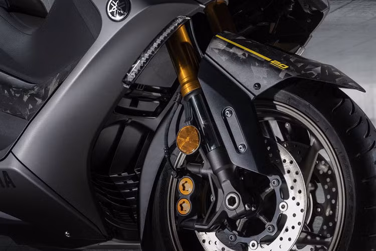 Các trang bị tiêu chuẩn trên Yamaha Tmax 560 2021 bao gồm phuộc ngược USD 41 mm ở trước, phanh đĩa đôi 267 mm ở trước và đĩa đơn 282 mm ở sau, hệ thống chống bó cứng phanh ABS 2 kênh là trang bị tiêu chuẩn trên xe.