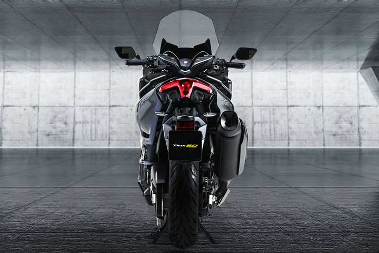 Đuôi xe lôi cuốn với trang bị đèn hậu hình chữ T, tăng thêm vẻ đẹp thể thao và mạnh mẽ.