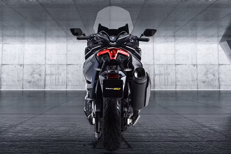 Đuôi xe lôi cuốn với trang bị đèn hậu hình chữ T, tăng thêm vẻ đẹp thể thao và mạnh mẽ.