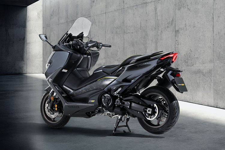 Về sức mạnh động cơ, Yamaha TMax 560 2021 vẫn sử dụng động cơ xy-lanh đôi, dung tích 560 cc, làm mát bằng dung dịch dạng DOHC, 4 van, 4 thì. Công suất cực đại đạt 48 hp tại 7.500 vòng tua/ phút và mô-men xoắn cực đại 56 Nm tại 5.250 vòng tua/ phút. Dung tích bình xăng 15 lít.