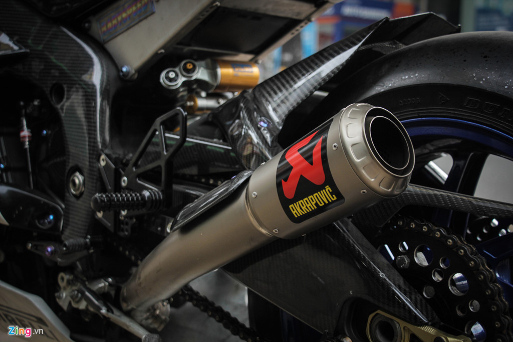 Ở chiếc xe nguyên bản, âm thanh phát ra ở vòng tua máy cao đã rất uy lực. Ở bản độ này, xe còn được trang bị hệ thống xả mới với pô Akrapovic Moto2, được làm bằng hợp kim titanium với lớp nỉ chuyên dùng cho xe đua giúp âm thanh động cơ phát ra dữ dằn hơn.
