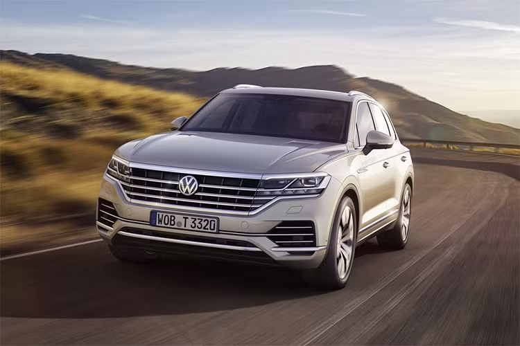 Theo kế hoạch, mẫu SUV hạng sang cỡ lớn thế hệ thứ 3 Volkswagen Touareg hoàn toàn mới có thể bán tới tay người tiêu dùng châu Âu vào mùa hè này với giá bán tăng so với trước do sự thay đổi đáng kể về mặt công nghệ cũng như cảm giác sang trọng.