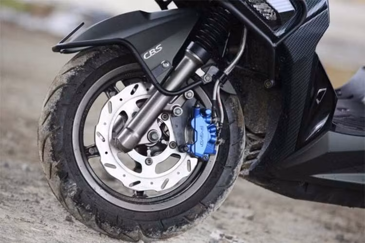 Alpha Max 125 cũng được nhà sản xuất xe máy Đài Loan trang bị thêm công nghệ ngắt tự động - Stop &amp; Go giúp tiết kiệm nhiên liệu hơn, kết hợp với hệ thống làm mát dầu hiệu quả đảm bảo xe hoạt động bền bỉ .